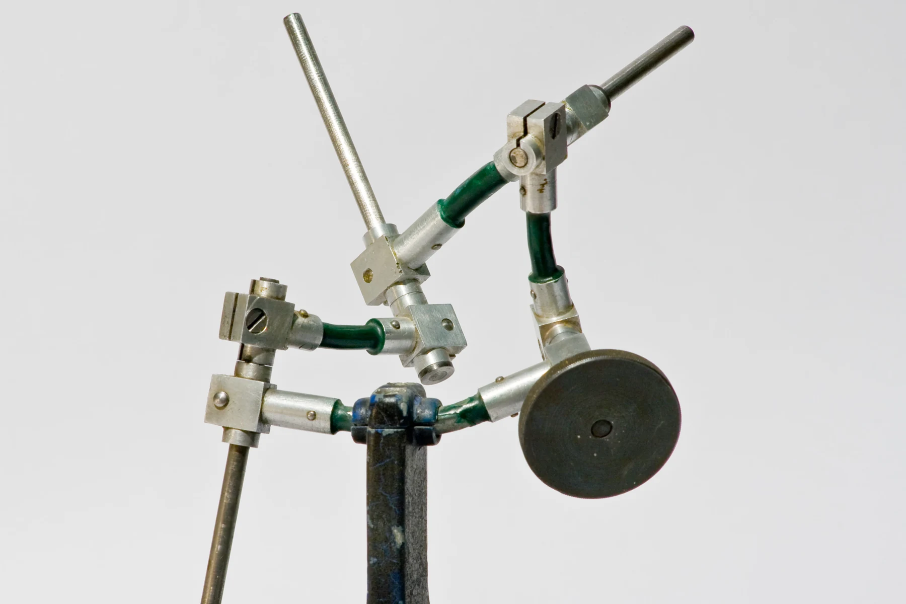 A physical Bennett four-bar rotational linkage photographed against a neutral background.
